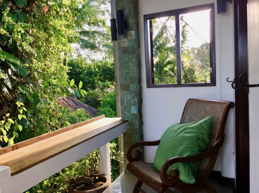 bali-outdoor-homestay-accommodation-seseh-canggu-chair-balcony